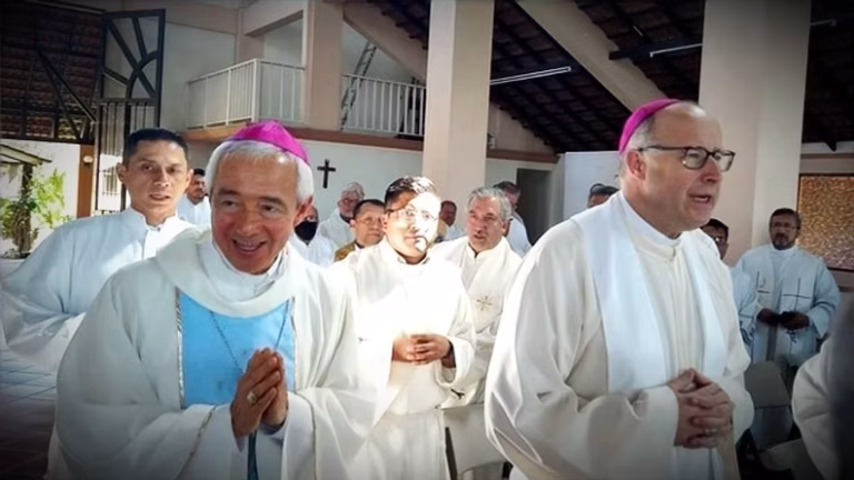 Arana Instruyó al Obispo Juan antonio Satué para su Rol4